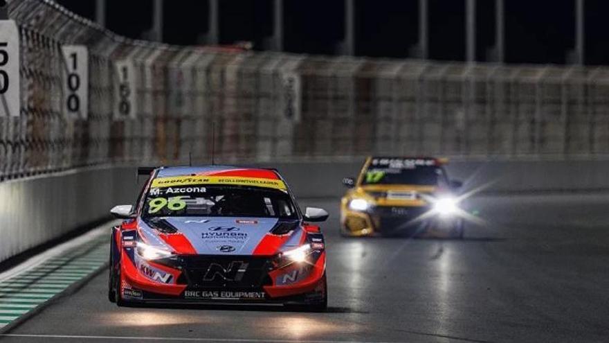 Mikel Azcona, al volante de su Hyundai en el circuito de Jeddah (Arabia Saudí).