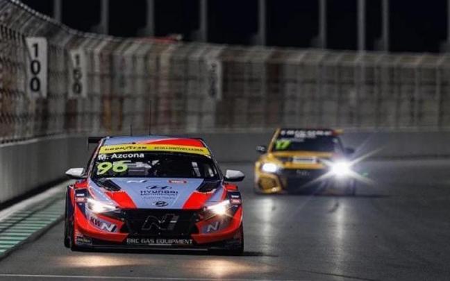 Mikel Azcona, al volante de su Hyundai en el circuito de Jeddah (Arabia Saudí).