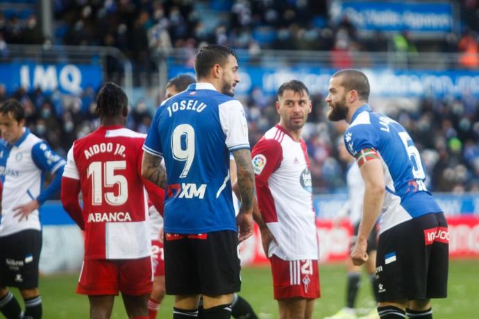 Joselu y Laguardia, durante el Alavés-Celta disputado en Mendizorroza en la primera vuelta