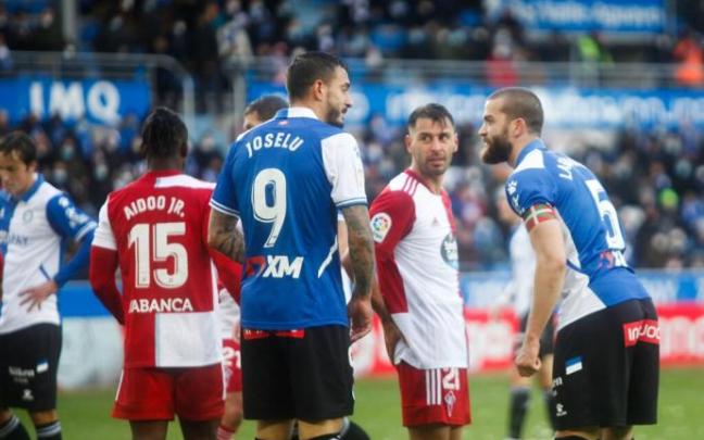 Joselu y Laguardia, durante el Alavés-Celta disputado en Mendizorroza en la primera vuelta