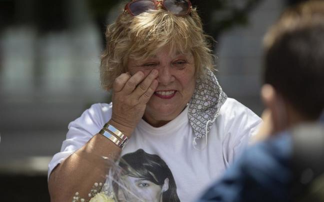 Asun Casasola, madre de Nagore Laffage, en un acto de homenaje con motivo del aniversario de su asesinato a manos de José Diego Yllanes en los Sanfermines de 2008. Asun Casasola, madre de Nagore Laffage, en un acto de homenaje con motivo del aniversario de su asesinato a manos de José Diego Yllanes en los Sanfermines de 2008.