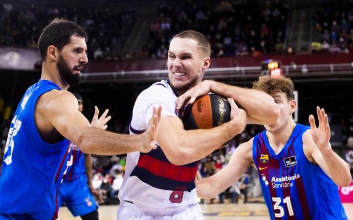 Sedekerskis protege el balón ante Mirotic en un partido de esta campaña