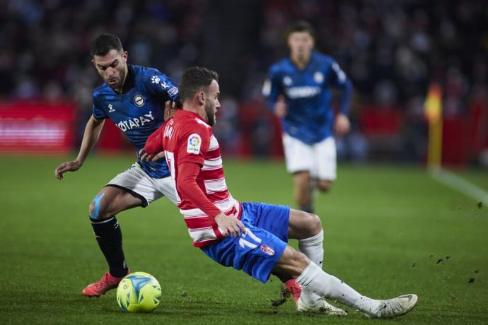 Luis Rioja pugna con un jugador del Granada en un encuentro de la pasada temporada