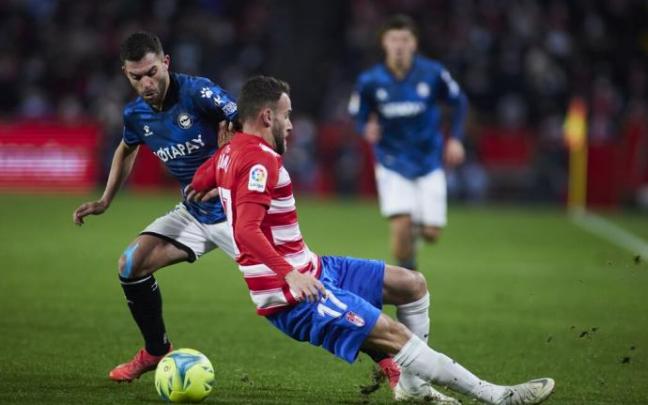Luis Rioja pugna con un jugador del Granada en un encuentro de la pasada temporada