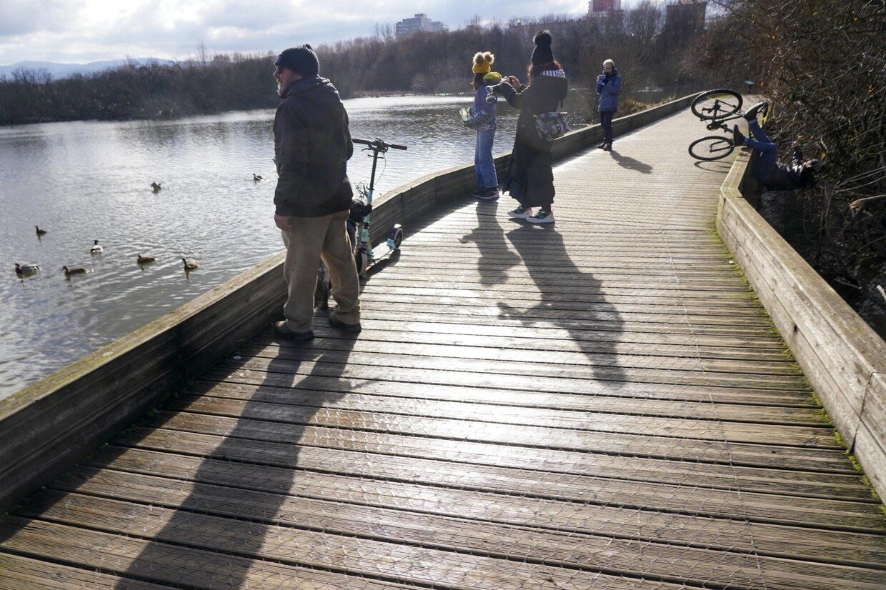 El ciclista, en el momento de caer al agua