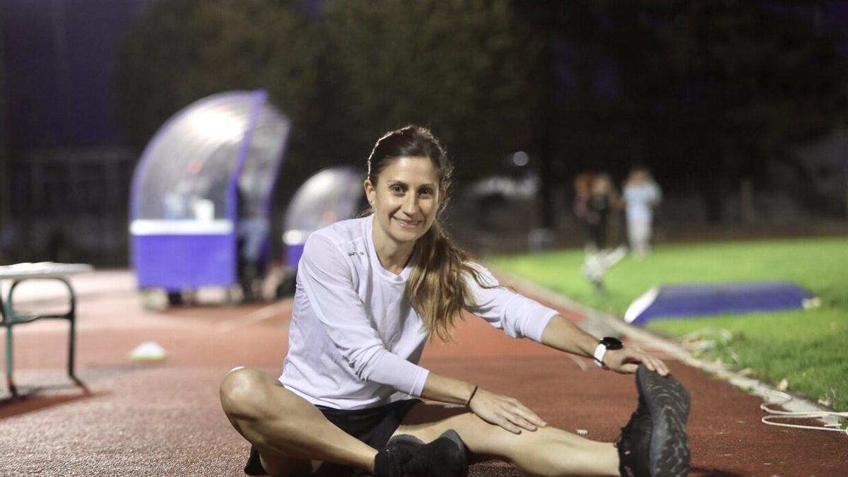 Elena Silvestre estira antes de entrenar en el miniestadio de Anoeta.