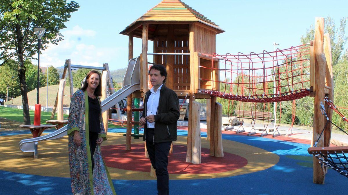 La concejala de Urbanismo, Nerea Renteria, y el alcalde, Asier Iragorri, visitaron ayer el parque.