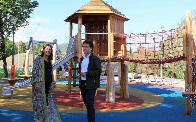 La concejala de Urbanismo, Nerea Renteria, y el alcalde, Asier Iragorri, visitaron ayer el parque.
