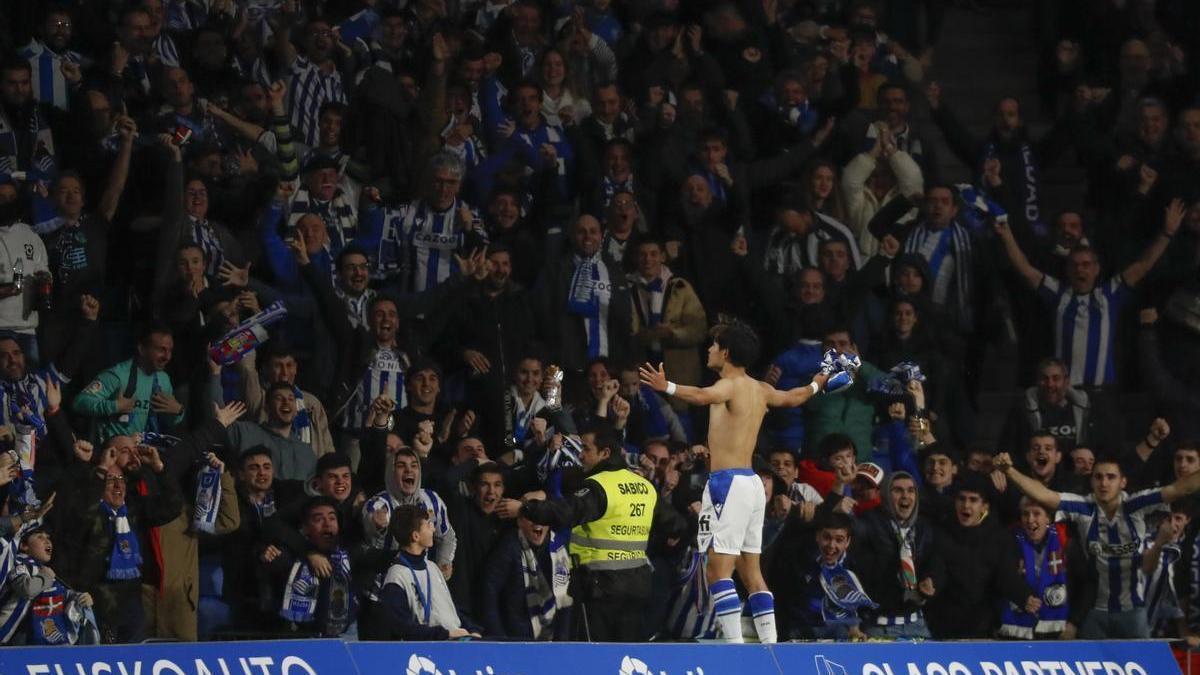 El delantero japon&eacute;s de la Real Sociedad Takefusa Kubo celebra su gol