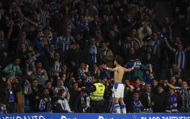 El delantero japon&eacute;s de la Real Sociedad Takefusa Kubo celebra su gol