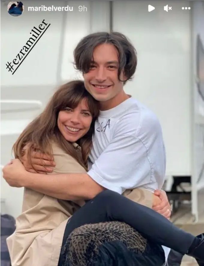 Maribel Verdú, con Ezra Miller.