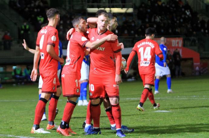 Guidetti y Rioja se abrazan tras la victoria del Alavés frente al Unami.