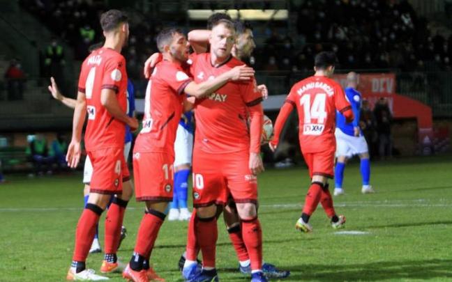 Guidetti y Rioja se abrazan tras la victoria del Alavés frente al Unami.