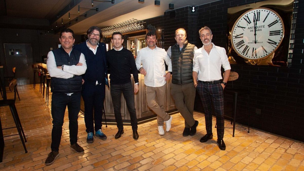 Los responsables del Kobijo, en la inauguración de su anterior bar, Klan Destino