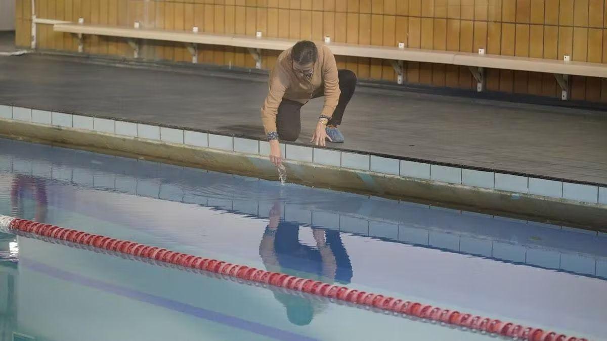 Una técnica del departamento de Sanidad del Gobierno Vasco recoge una muestra de agua de una de las piscinas del polideportivo de Ordizia, este martes.