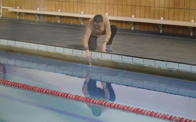 Una t&eacute;cnica del departamento de Sanidad del Gobierno Vasco recoge una muestra de agua de una de las piscinas del polideportivo de Ordizia, este martes.