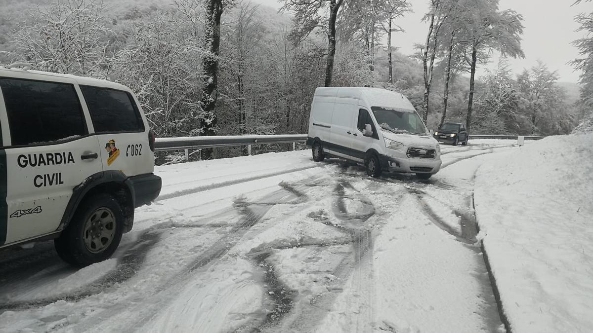 Vehículo atrapado por la nieve en Ibañeta