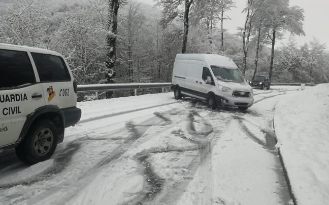 Vehículo atrapado por la nieve en Ibañeta