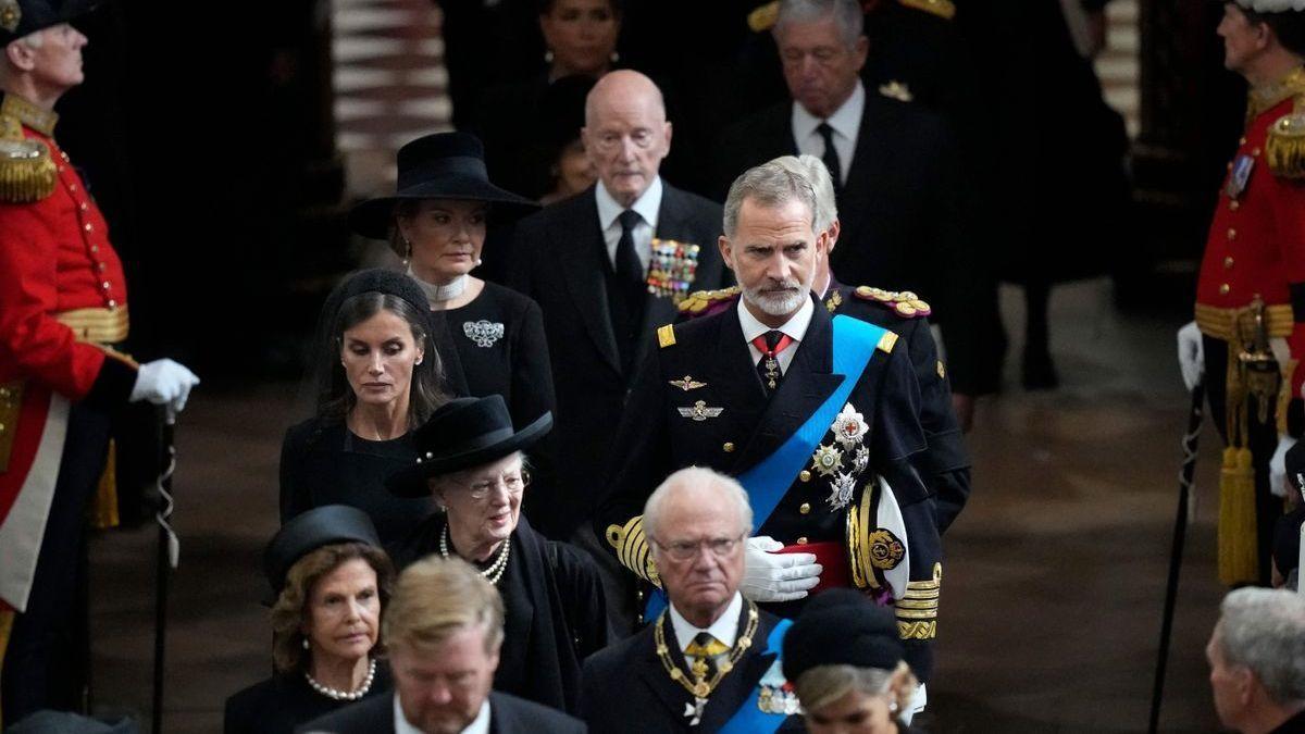 La reina Margarita II de Dinamarca, delante de Felipe VI y Letizia en el funeral de Isabel II.