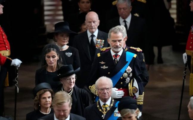 La reina Margarita II de Dinamarca, delante de Felipe VI y Letizia en el funeral de Isabel II. La reina Margarita II de Dinamarca, delante de Felipe VI y Letizia en el funeral de Isabel II.