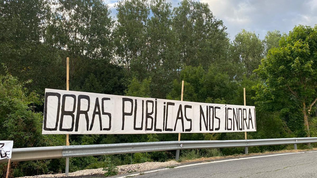 Pancarta criticando la actuación del departamento de Obras Públicas