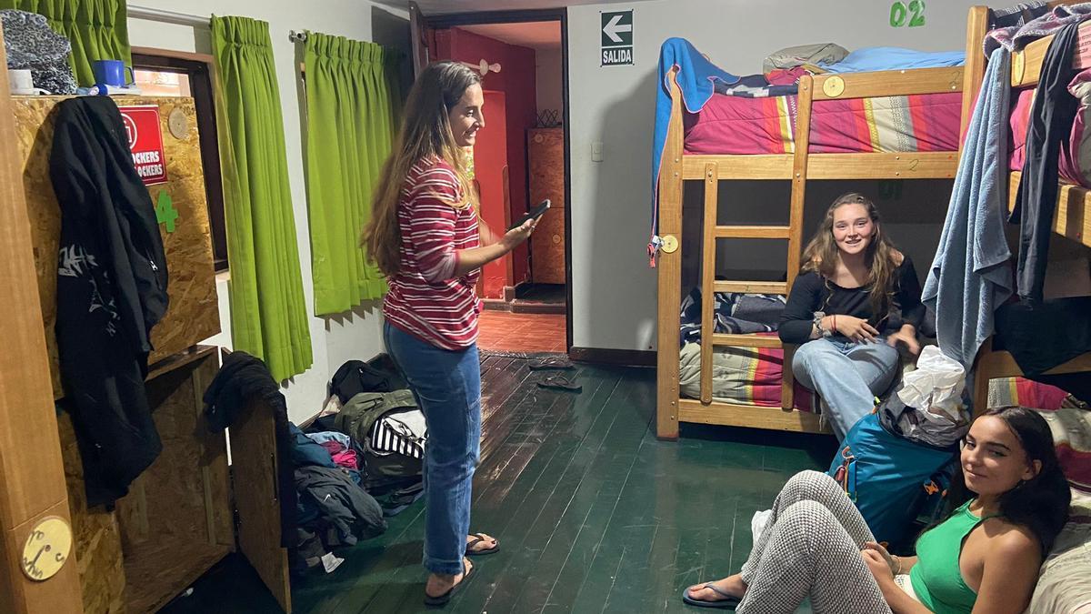 Las estudiantes guipuzcoanas Nahia Isusquiza, Nahia Lertxundi y Ainhoa Lopetegui, en el hostal de Cuzco