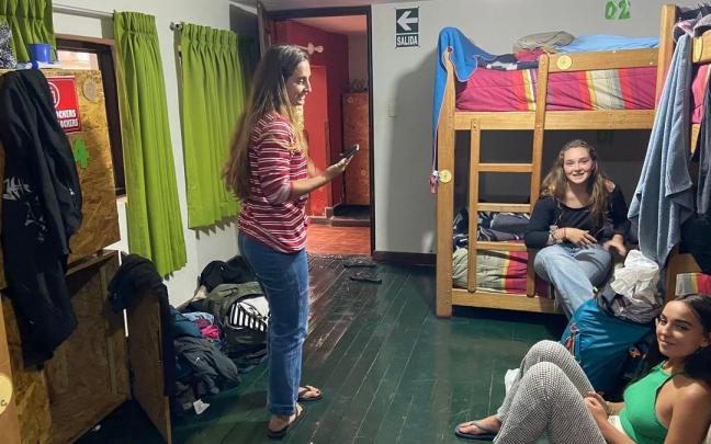 Las estudiantes guipuzcoanas Nahia Isusquiza, Nahia Lertxundi y Ainhoa Lopetegui, en el hostal de Cuzco Las estudiantes guipuzcoanas Nahia Isusquiza, Nahia Lertxundi y Ainhoa Lopetegui, en el hostal de Cuzco