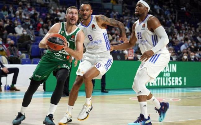 Dragic ataca el aro del Real Madrid en presencia de Hanga