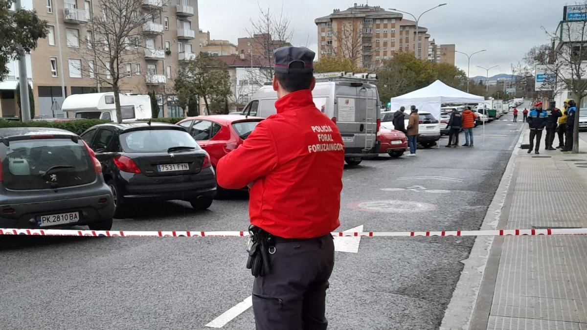 Policías forales y municipales, en el lugar del crimen.