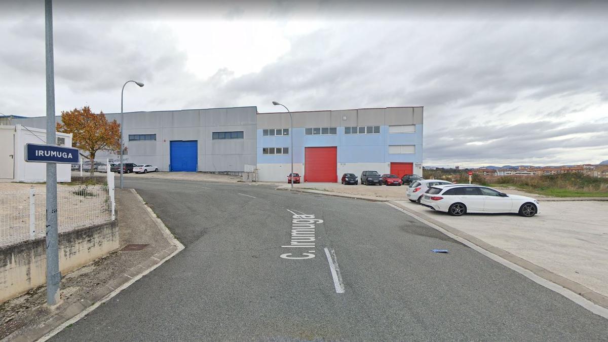 Curva ancha de 90 grados, para facilitar las maniobras de los camiones, en la calle Irumuga.