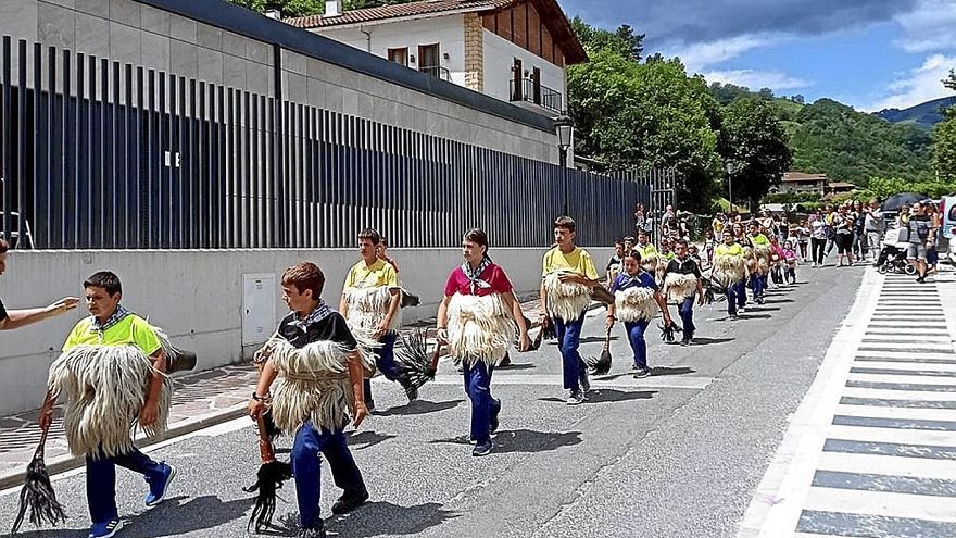 Los joaldun ttikiak recorrieron los cuatro itinerarios de Eskola Bidea. | FOTO: CEDIDA