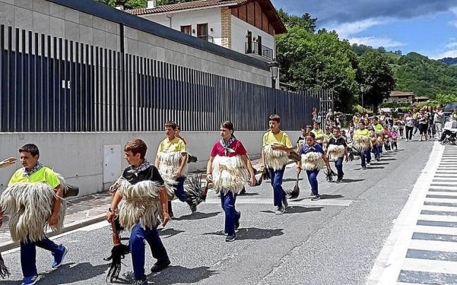 Los joaldun ttikiak recorrieron los cuatro itinerarios de Eskola Bidea. | FOTO: CEDIDA