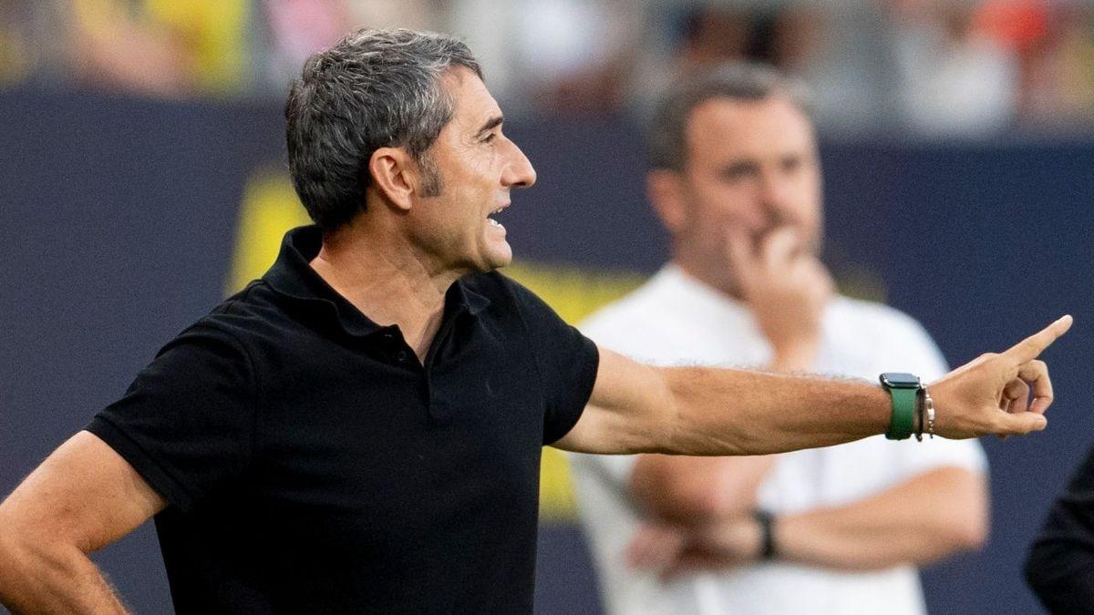Ernesto Valverde da instrucciones a sus jugadores en el partido contra el Cádiz.