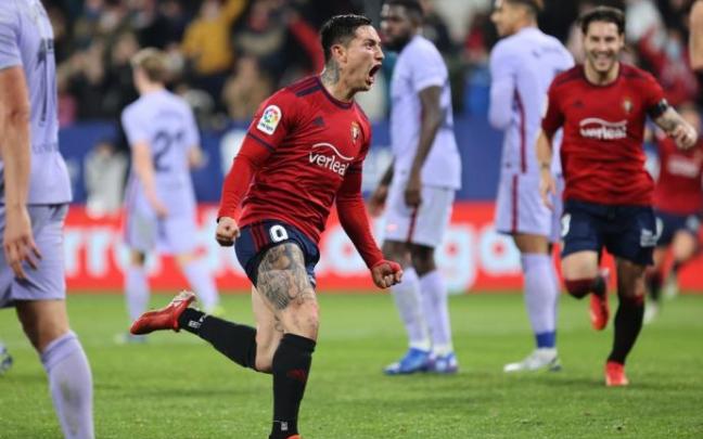 Chimy Ávila celebra su gol contra el Barcelona