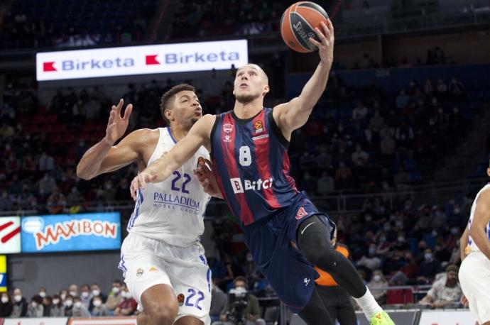 Sedekerskis intenta anotar ante la oposición de Tavares en un duelo contra el Real Madrid de esta temporada