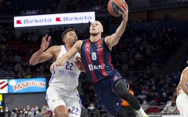 Sedekerskis intenta anotar ante la oposición de Tavares en un duelo contra el Real Madrid de esta temporada