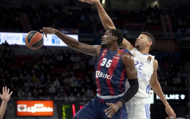 Nnoko pelea por un rebote con Tavares