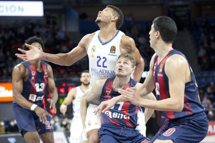 Tavares pugna con Kurucs durante un enfrentamiento con el Baskonia de este curso