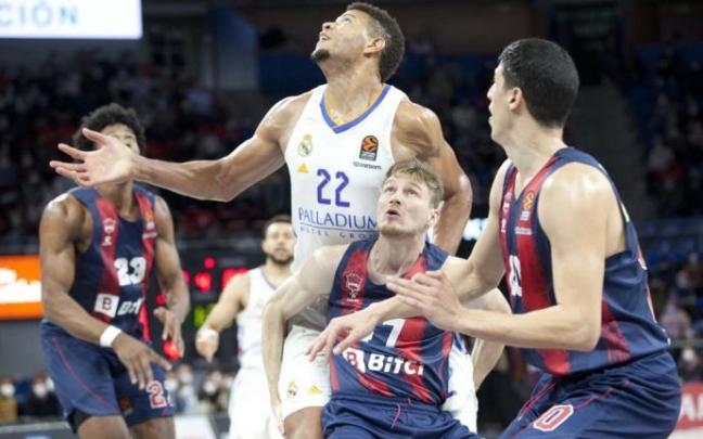 Tavares pugna con Kurucs durante un enfrentamiento con el Baskonia de este curso