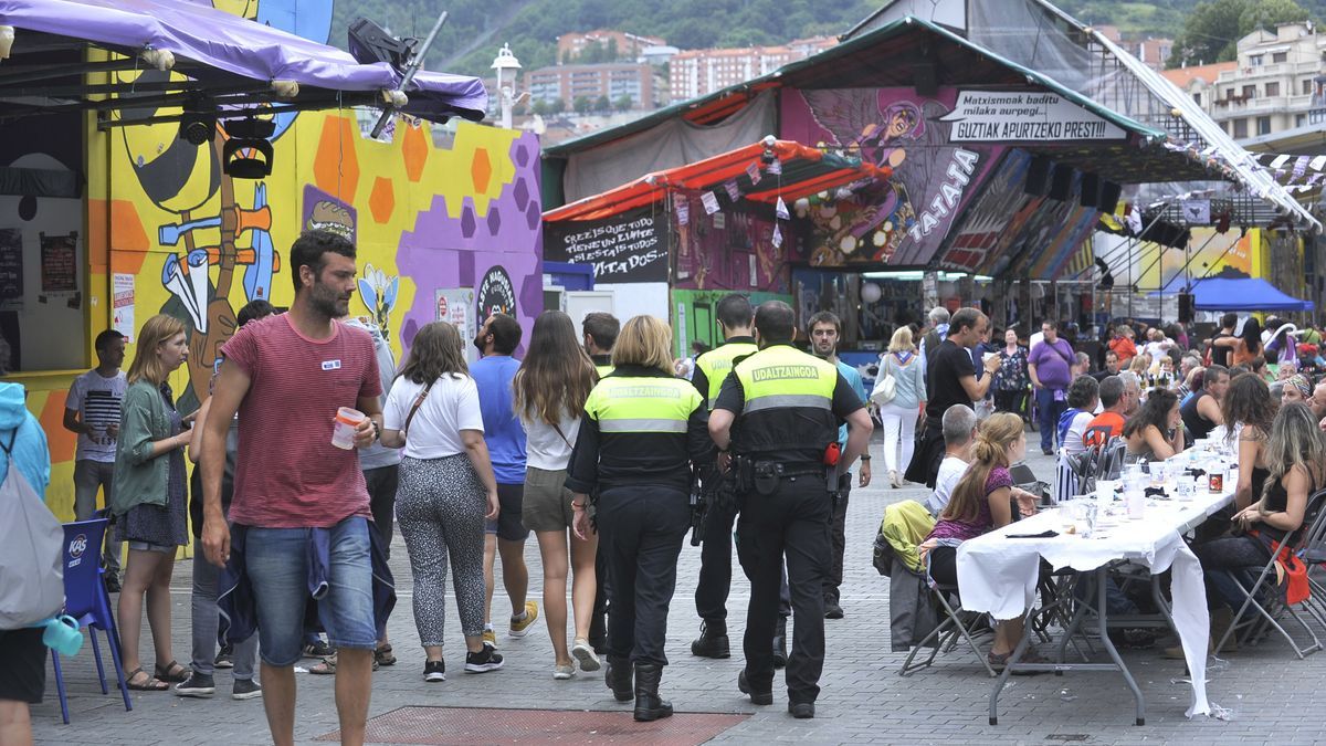 Varios agentes de la Policía Municipal pasean por el recinto festivo de El Arenal