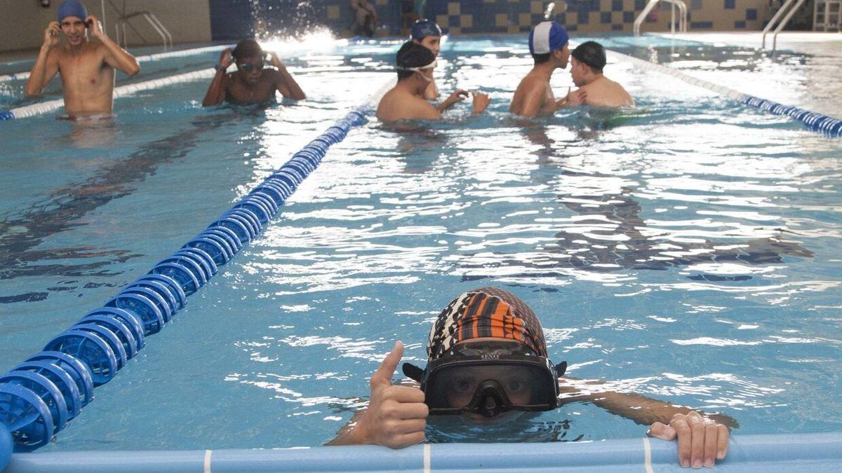 Usuarios en la piscina del centro cívico de Zabalgana