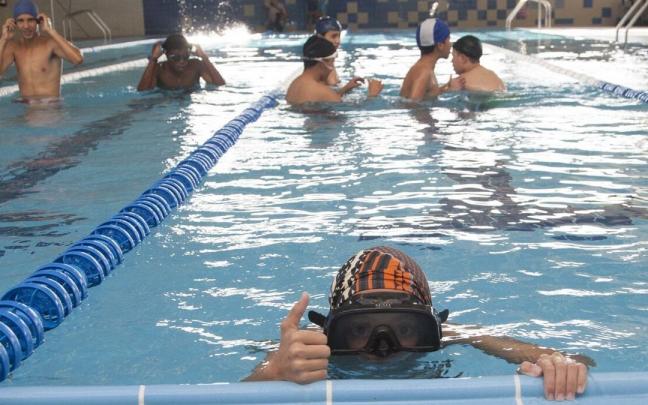 Usuarios en la piscina del centro cívico de Zabalgana