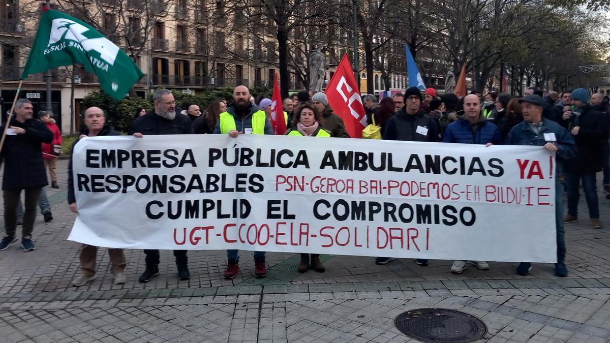 Concentración de los sindicatos ante el Parlamento de Navarra el pasado 19 de diciembre para reclamar una empresa pública de transporte sanitario.