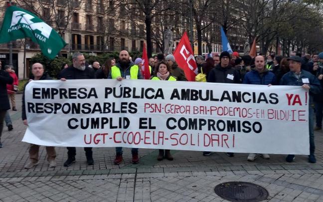 Concentración de los sindicatos este lunes ante el Parlamento de Navarra para reclamar una empresa pública de transporte sanitario. Concentración de los sindicatos este lunes ante el Parlamento de Navarra para reclamar una empresa pública de transporte sanitario.