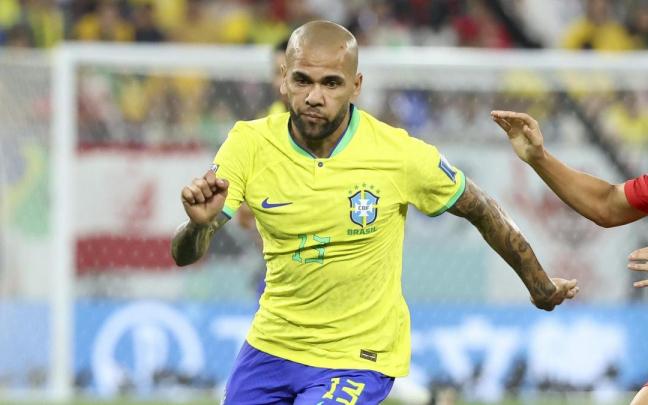Dani Alves durante un partido con la selección brasileña.