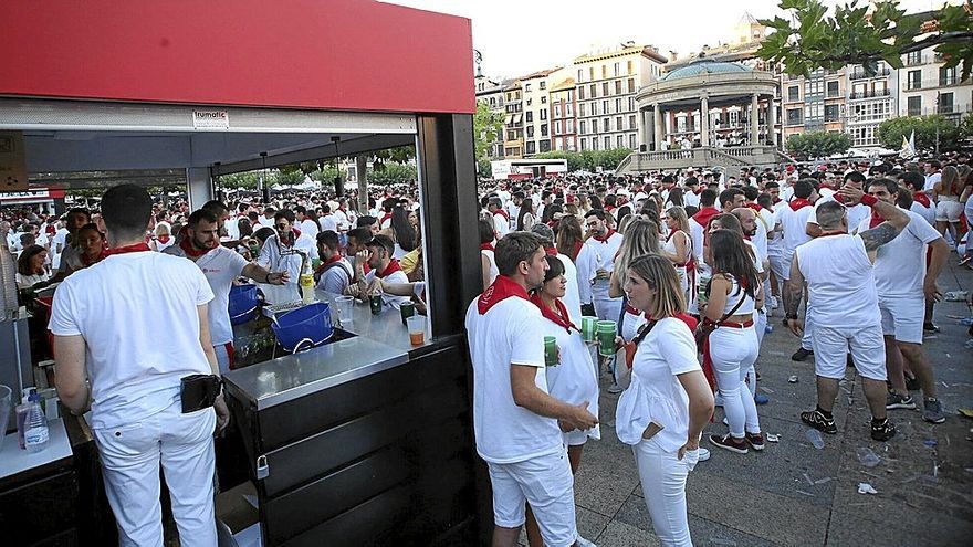 Multas a barras de la plaza del Castillo por no cumplir la norma sanitaria en San Fermín
