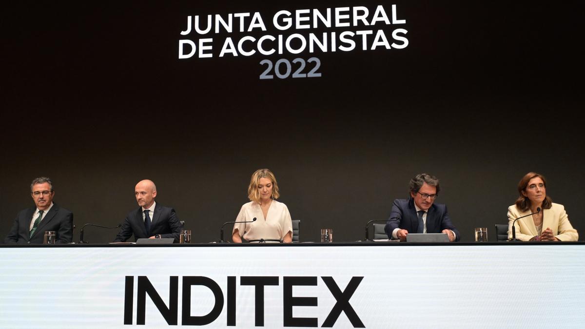 En el centro, el consejero delegado de Inditex, Óscar García Maceiras, y la presidenta de Inditex, Marta Ortega.