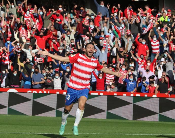 Jorge Molina celebra uno de sus goles con el Granada.