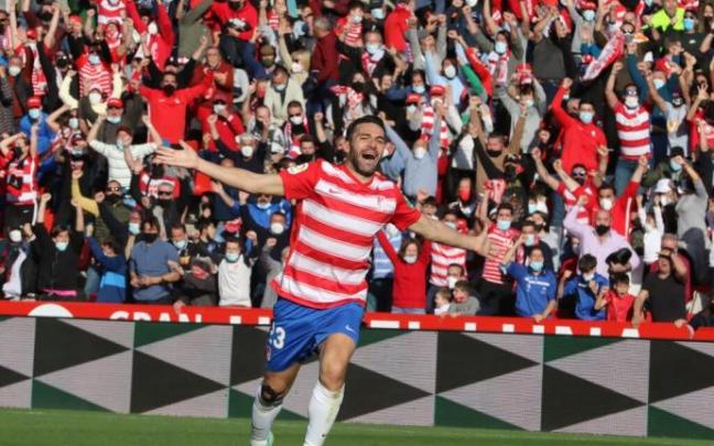Jorge Molina celebra uno de sus goles con el Granada.