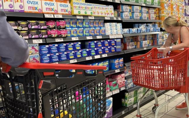 Varias personas hacen la compra en un supermercado